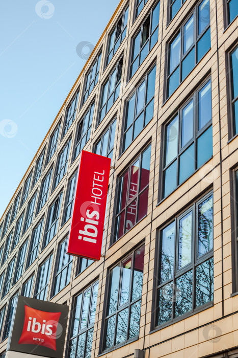 Скачать Логотип Ibis suites на здании отеля в Мюнхене фотосток Ozero