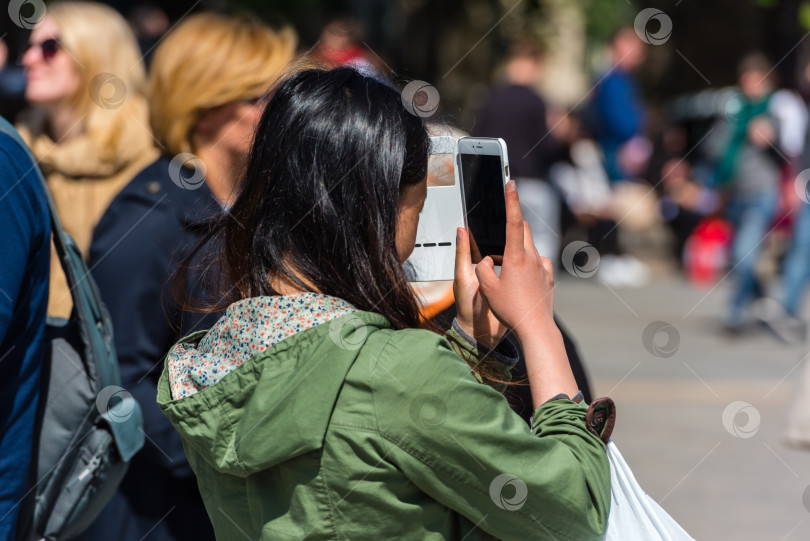 Скачать Молодая женщина фотографируется фотосток Ozero