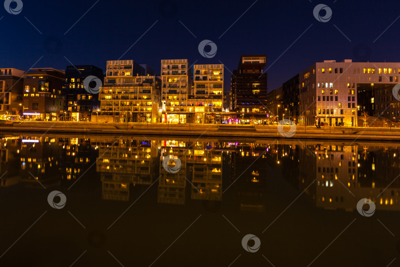 Скачать Район Конфлюэнс в Лионе, Франция, ночью фотосток Ozero