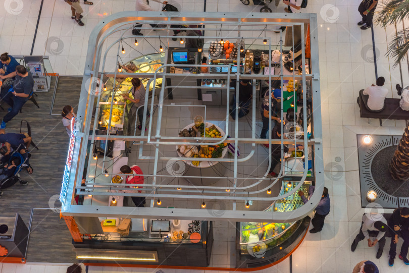 Скачать люди в кафе в торговом центре Dubai Mall фотосток Ozero