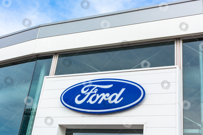 Скачать Логотип бренда Ford на фоне ярко-голубого неба фотосток Ozero