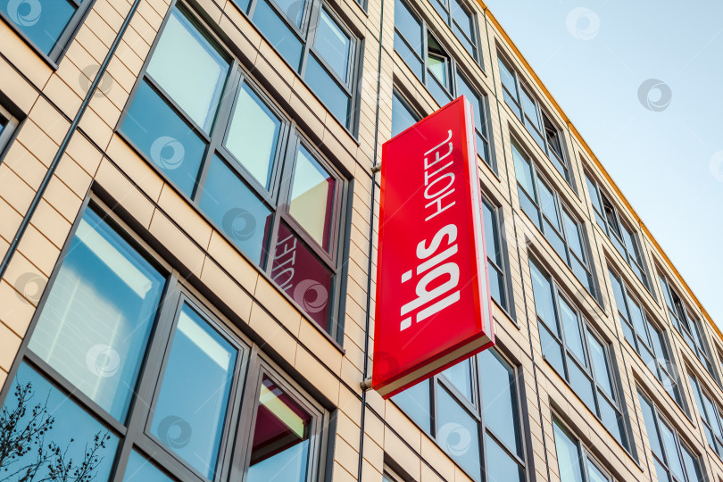 Скачать Логотип Ibis suites на здании отеля в Мюнхене фотосток Ozero