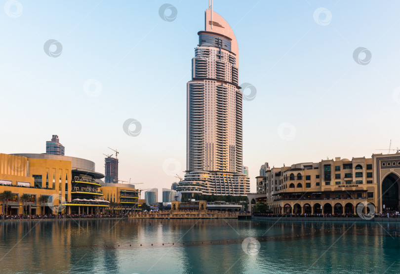 Скачать Шоу дубайских фонтанов состоится в торговом центре Dubai Mall фотосток Ozero