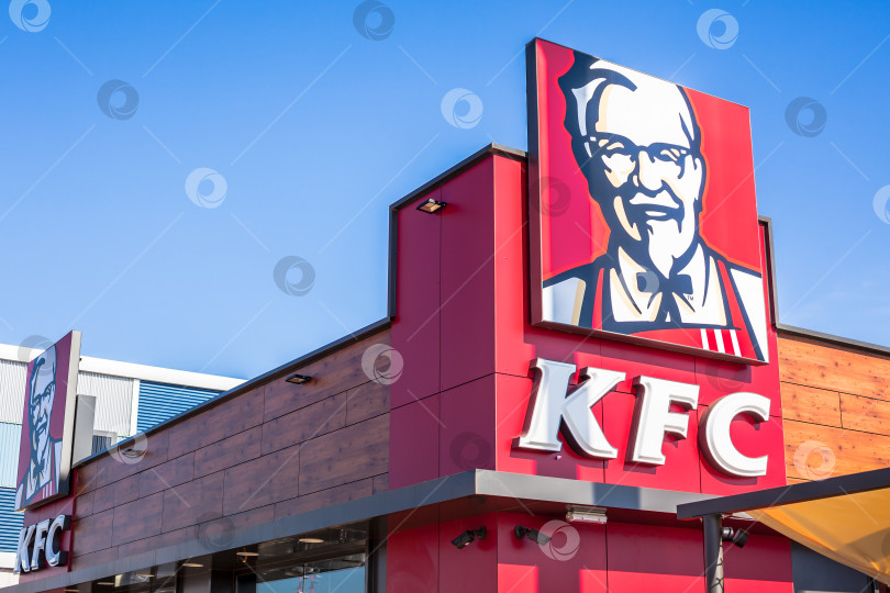 Скачать Логотип ресторана быстрого питания KFC на его здании фотосток Ozero
