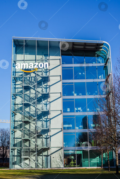 Скачать Логотип Amazon на офисном здании в Мюнхене, Германия фотосток Ozero