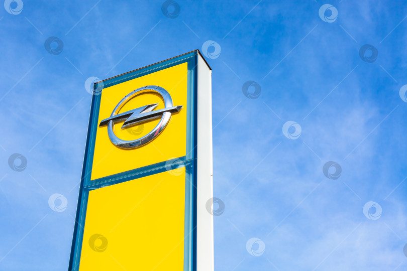 Скачать Логотип бренда Opel на фоне ярко-голубого неба фотосток Ozero