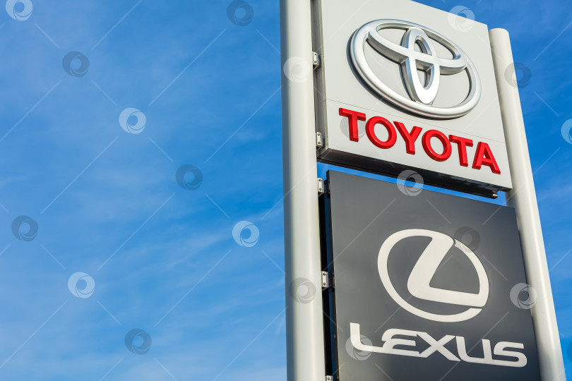 Скачать Логотип бренда Toyota на фоне ярко-голубого неба фотосток Ozero
