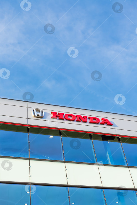 Скачать Логотип бренда Honda на фоне ярко-голубого неба фотосток Ozero