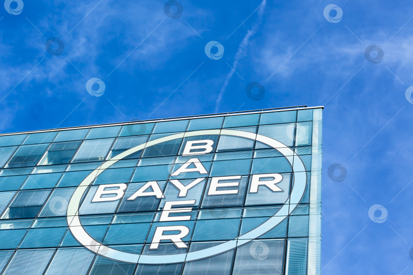 Скачать Логотип бренда Bayer AG на офисном здании в Лионе фотосток Ozero