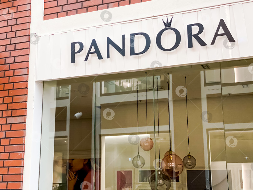 Скачать Магазин Pandora в современном торговом центре фотосток Ozero