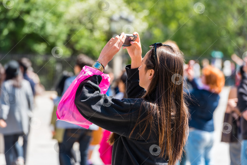 Скачать Молодая женщина фотографируется фотосток Ozero