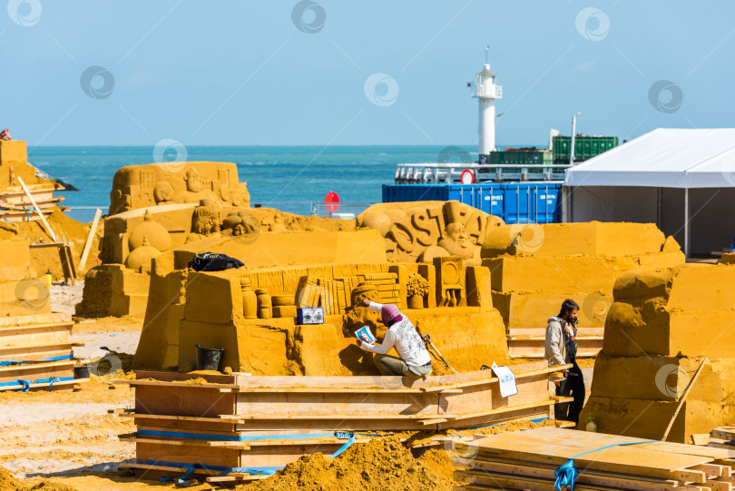 Скачать Подготовка к фестивалю песчаных скульптур фотосток Ozero