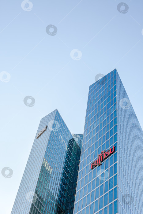 Скачать Логотип IBM Fujitsu на офисном здании в Мюнхене Германия фотосток Ozero