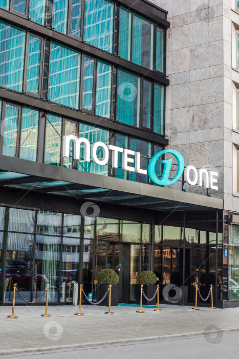 Скачать Логотип Motel One на здании отеля в Мюнхене фотосток Ozero