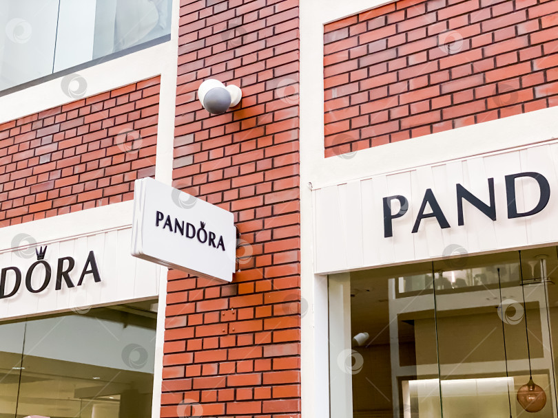 Скачать Магазин Pandora в современном торговом центре фотосток Ozero