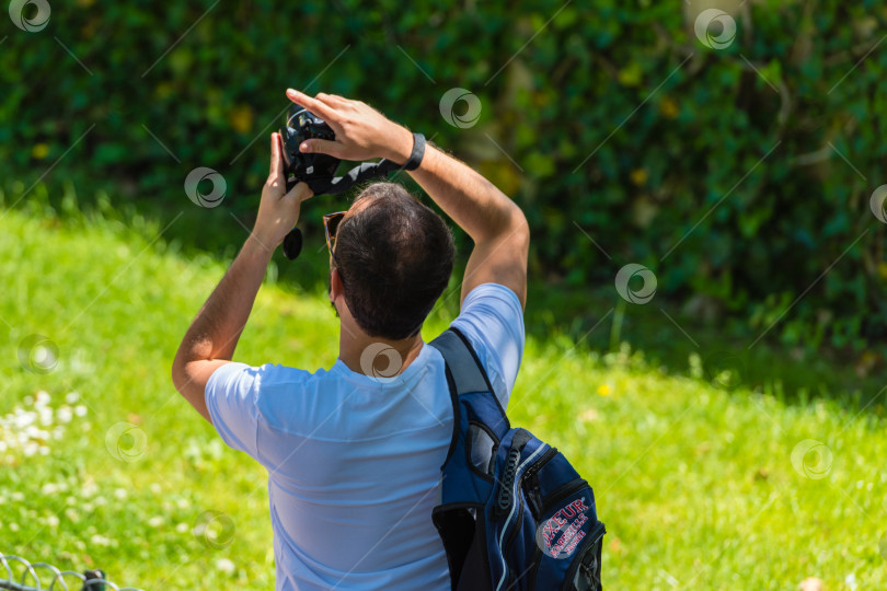 Скачать Мужчина фотографирует на улице фотосток Ozero
