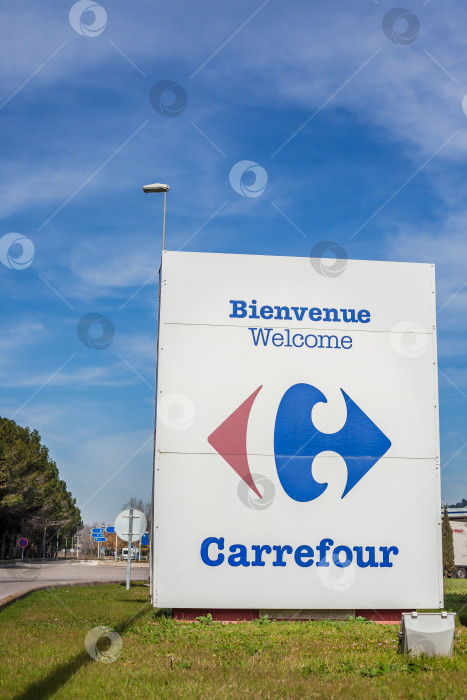Скачать Логотип Carrefour на своей заправочной станции фотосток Ozero