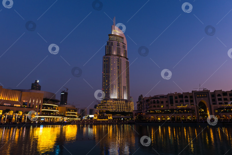 Скачать Шоу дубайских фонтанов состоится в торговом центре Dubai Mall фотосток Ozero