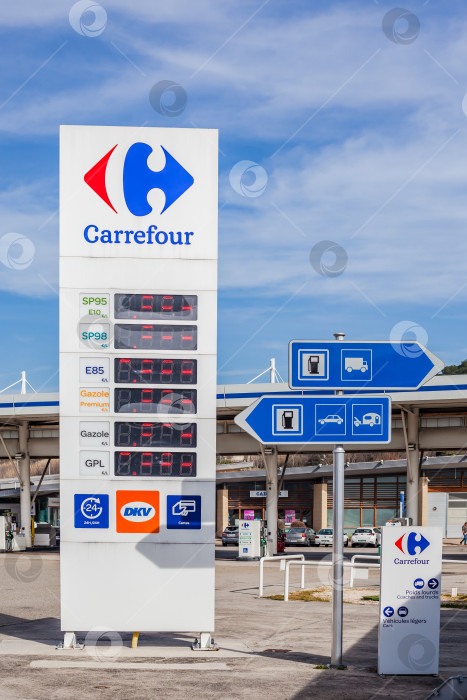 Скачать Дорожные знаки на автозаправочной станции Carrefour фотосток Ozero