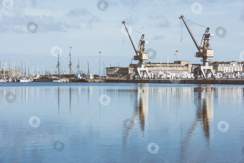Скачать Вид на морской порт Сен-Мало, Франция фотосток Ozero