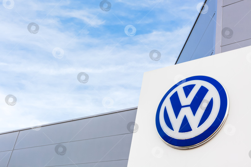 Скачать Логотип бренда Volkswagen на фоне голубого неба фотосток Ozero