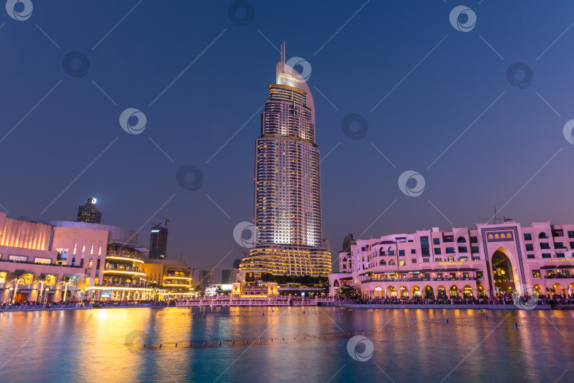 Скачать Шоу дубайских фонтанов состоится в торговом центре Dubai Mall фотосток Ozero