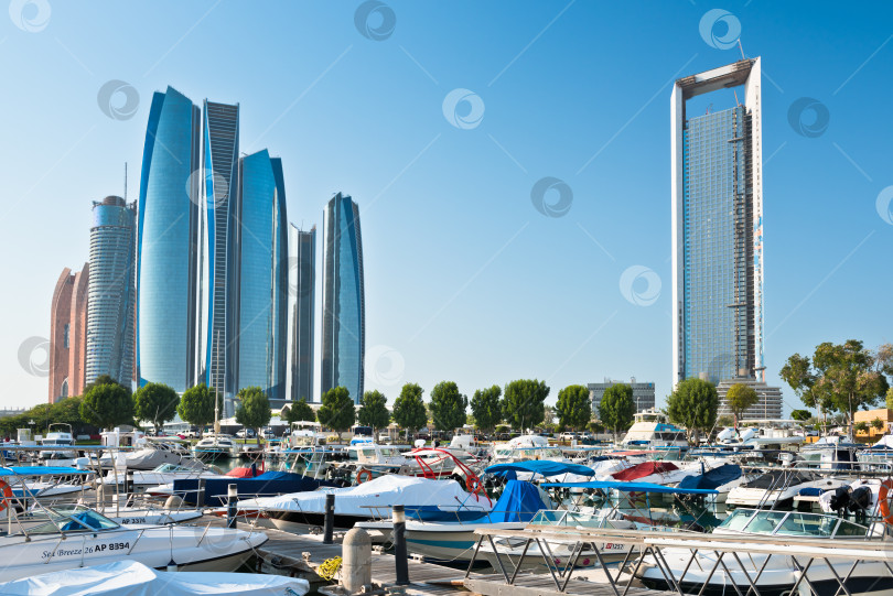 Скачать Причал Аль-Батин и башни Etihad towers в Абу-Даби, ОАЭ фотосток Ozero
