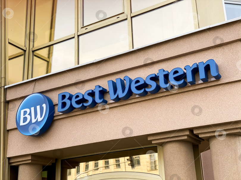 Скачать Логотип Best Western на здании отеля фотосток Ozero