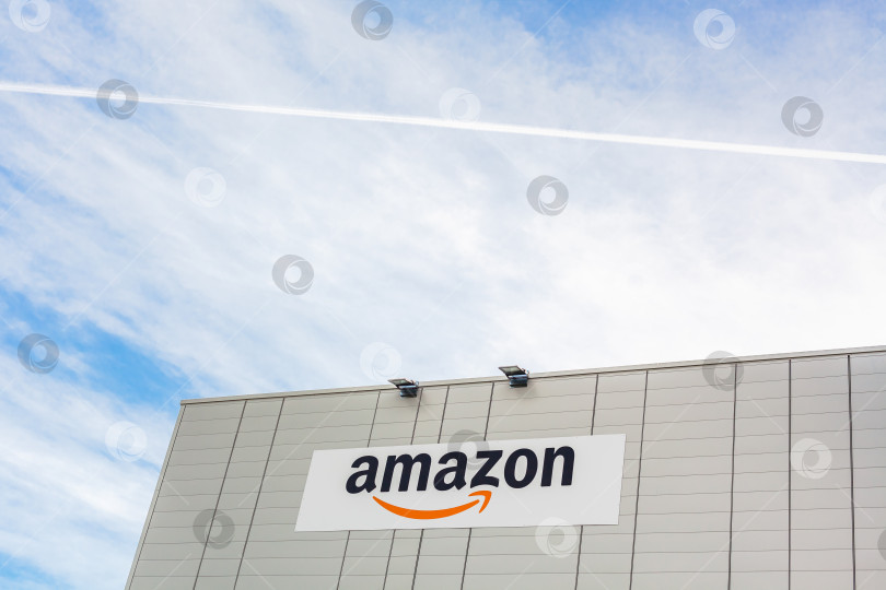 Скачать Логотип Amazon на здании склада компании фотосток Ozero