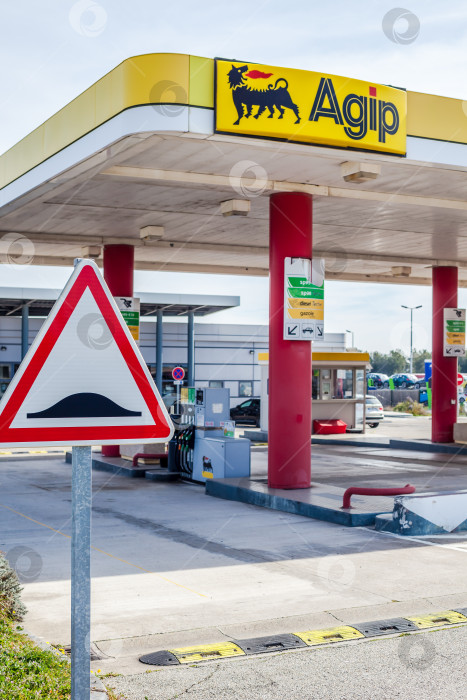 Скачать Логотип Agip на своей заправочной станции фотосток Ozero