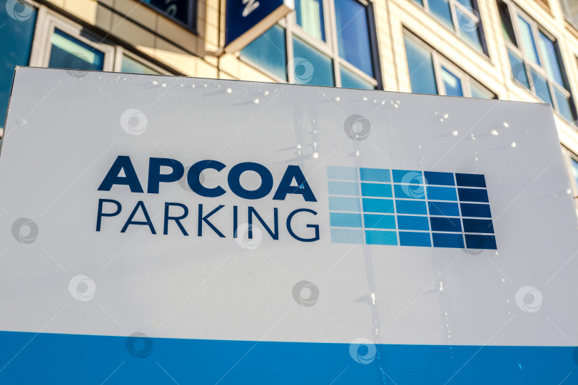 Скачать Логотип бренда APCOA Parking на здании фотосток Ozero