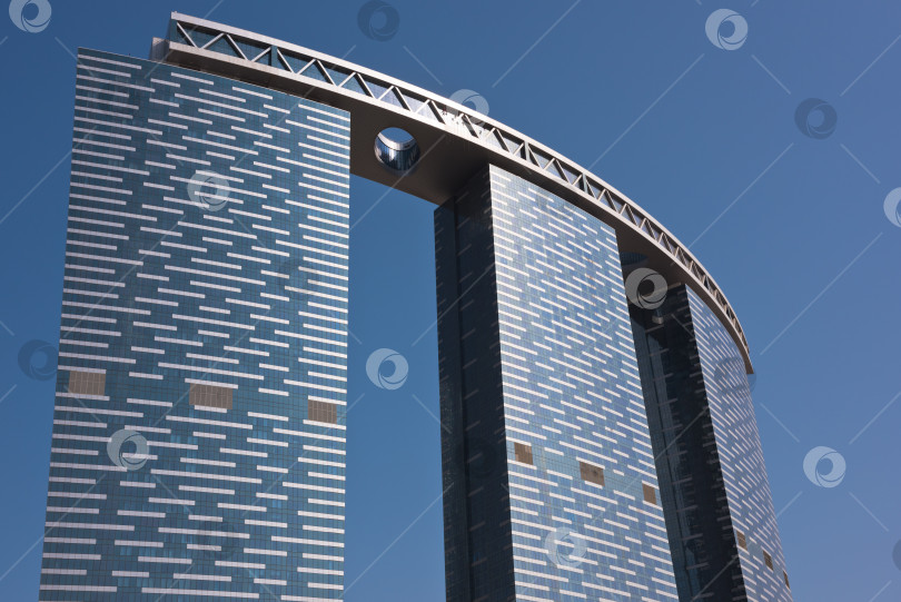 Скачать Небоскребы Абу-Даби The Gate Towers фотосток Ozero