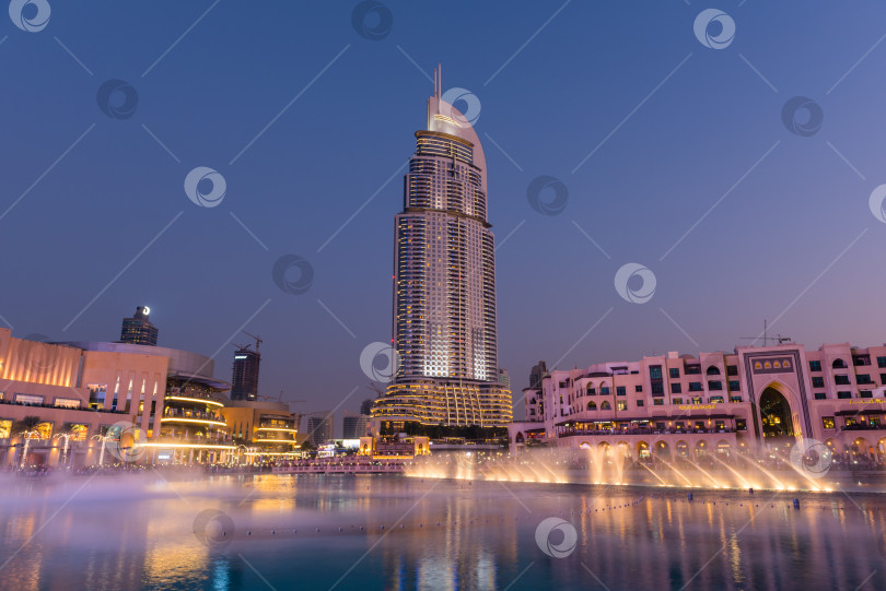 Скачать Шоу дубайских фонтанов в торговом центре Dubai Mall фотосток Ozero
