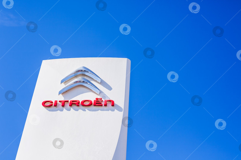 Скачать Логотип бренда Citroen на фоне чистого голубого неба фотосток Ozero