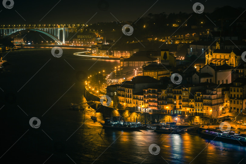 Скачать Обзор Старого города Порту, Португалия, ночью фотосток Ozero