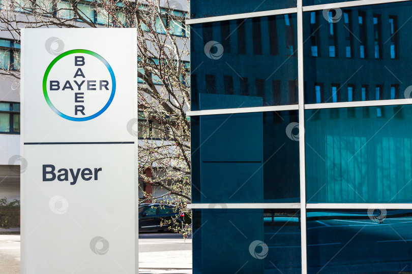 Скачать Логотип бренда Bayer AG на офисном здании в Лионе фотосток Ozero