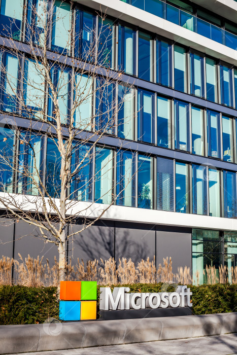 Скачать Логотип Microsoft на офисном здании в Мюнхене, Германия фотосток Ozero