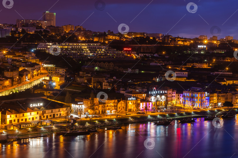 Скачать Обзор ночного города Вила-Нова-де-Гайя, район Порту, Португалия фотосток Ozero