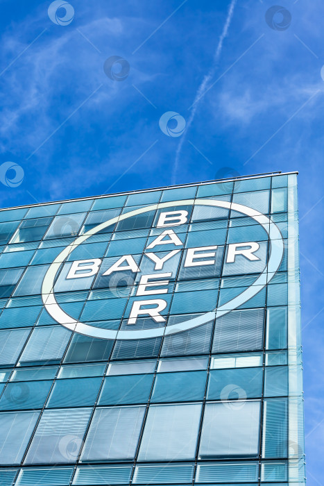 Скачать Логотип бренда Bayer AG на офисном здании в Лионе фотосток Ozero