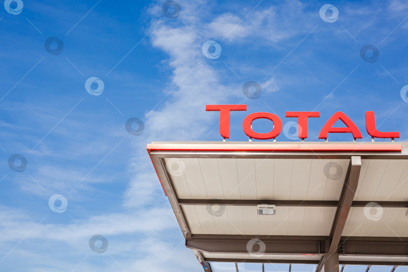 Скачать Логотип компании Total на своей заправочной станции фотосток Ozero
