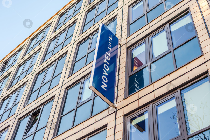 Скачать Логотип Novotel suites на здании отеля в Мюнхене фотосток Ozero