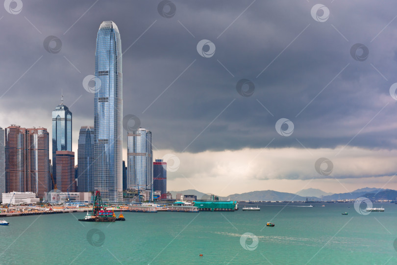 Скачать Вид на море с роскошными зданиями в Гонконге фотосток Ozero
