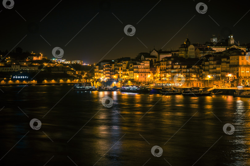 Скачать Обзор Старого города Порту, Португалия, ночью фотосток Ozero