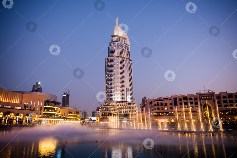 Скачать Шоу дубайских фонтанов в торговом центре Dubai Mall фотосток Ozero