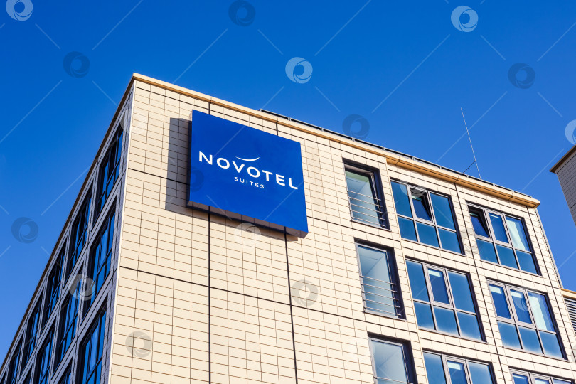 Скачать Логотип Novotel suites на здании отеля в Мюнхене фотосток Ozero