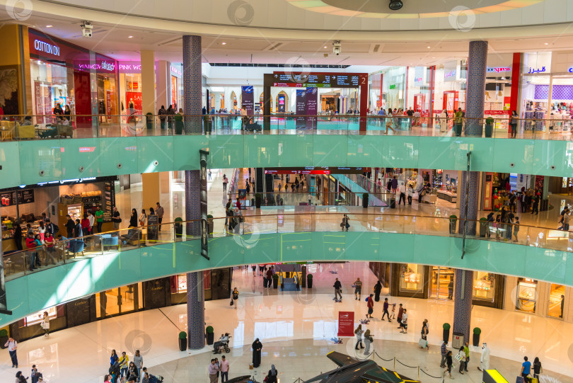 Скачать Люди совершают покупки в торговом центре Dubai Mall фотосток Ozero