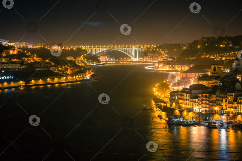 Скачать Обзор Старого города Порту, Португалия, ночью фотосток Ozero