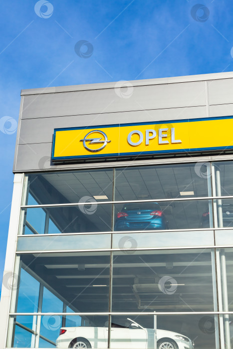 Скачать Логотип бренда Opel на фоне ярко-голубого неба фотосток Ozero