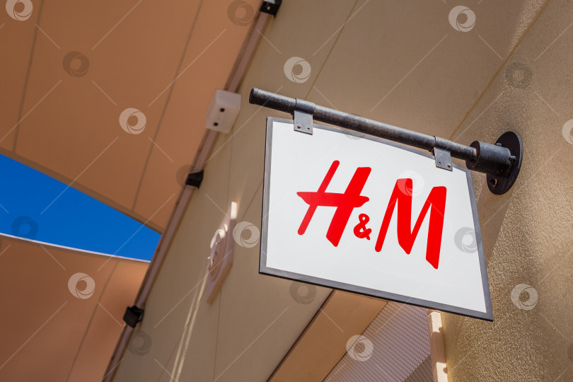 Скачать Логотип бренда H&M store на его здании фотосток Ozero