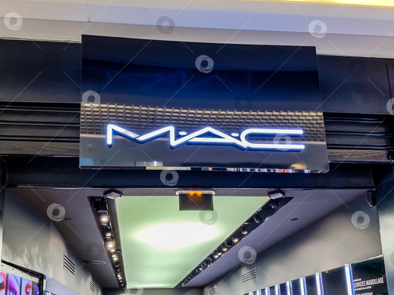 Скачать Магазин косметики Mac в торговом центре фотосток Ozero